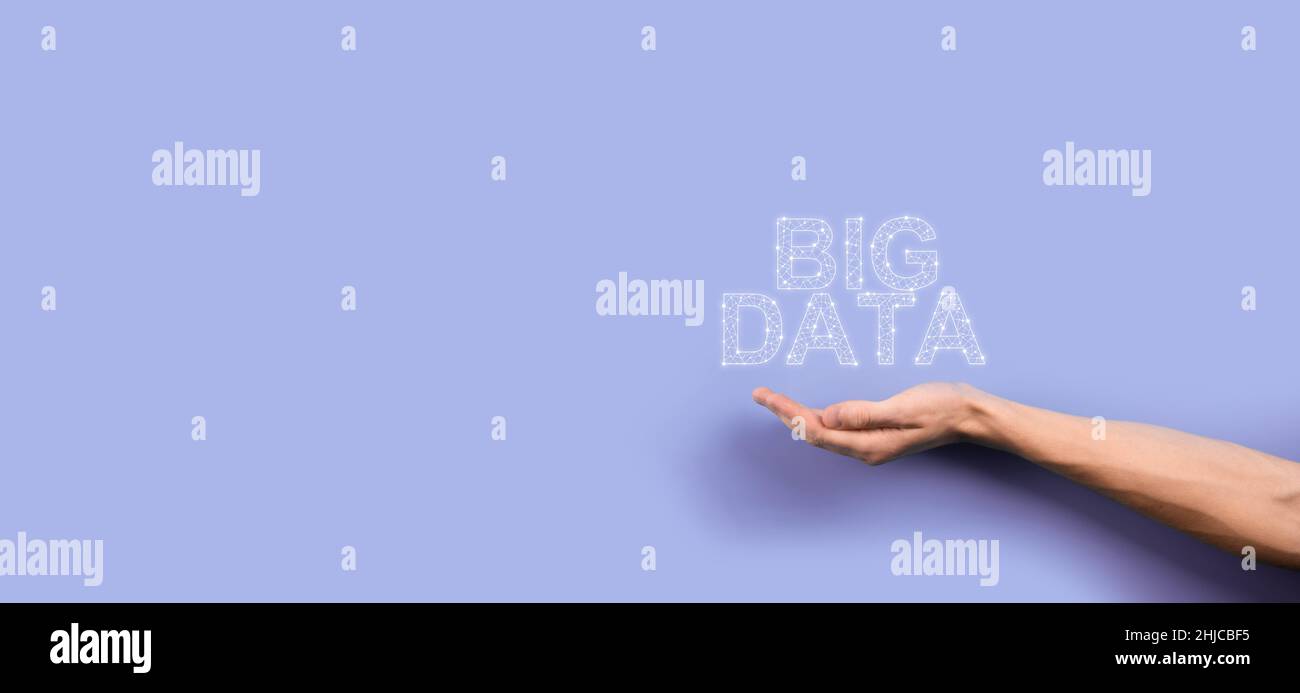 L'uomo d'affari in un vestito su sfondo scuro contiene L'iscrizione BIG DATA. Concetto di server online della rete di storage. Analisi di social network o business Foto Stock