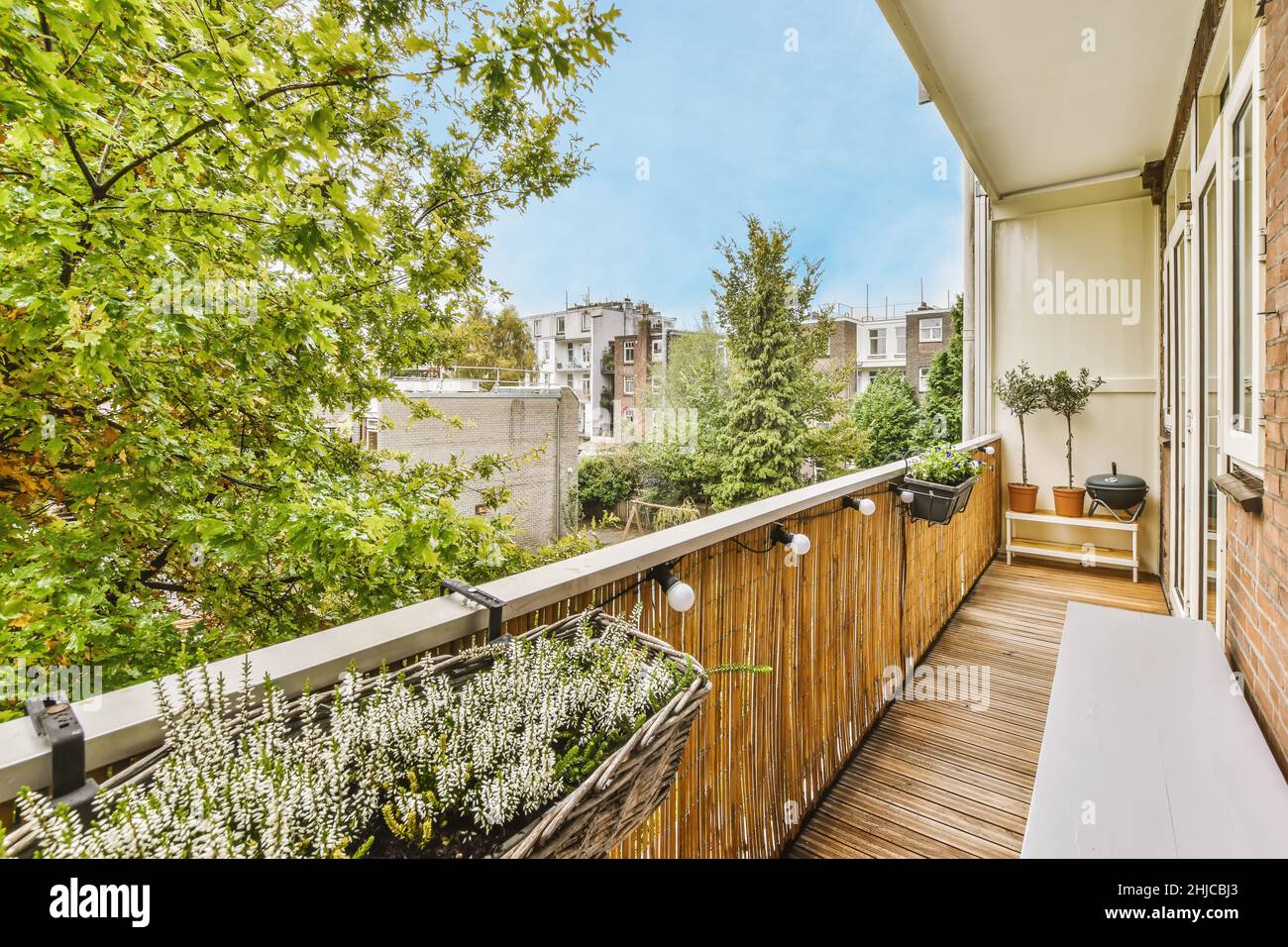 Confortevole e lungo balcone con corrimano in legno e viste mozzafiato Foto Stock