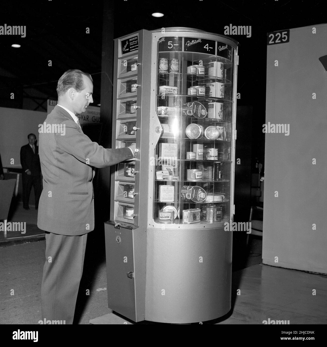 Shopping nel 1950s. Un distributore automatico chiamato Rotosell presentato alla fiera Sankt Eriksmässan 1954. Come le macchine che vendevano tabacco e cioccolato, questa macchina funzionava in modo simile ma vendendo conserve di cibo in scatola. Foto Stock