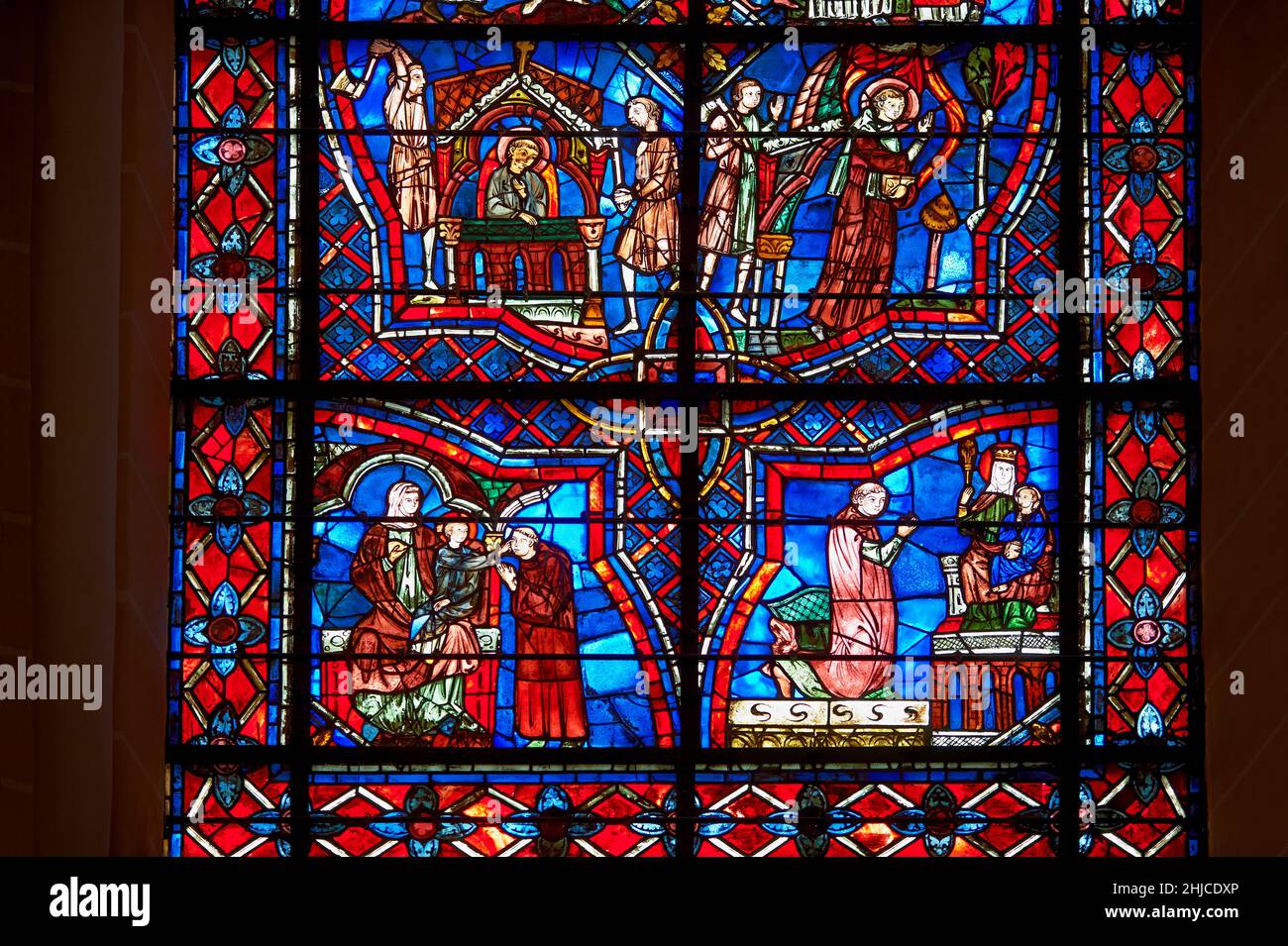 Vetrata medievale della Cattedrale Gotica di Chartres, Francia - dedicata alla vita di San Remigio (Remy). Remigius (c.. 437 – Gennaio 13 Foto Stock