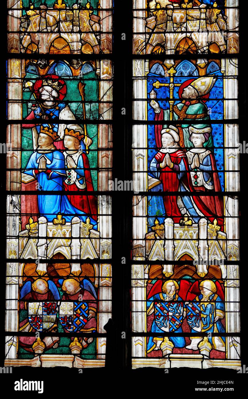 Vetrate della Cattedrale di Chartres, Francia - mostrando i re di Francia. Un sito patrimonio dell'umanità dell'UNESCO. Le vetrate colorate di Char Foto Stock
