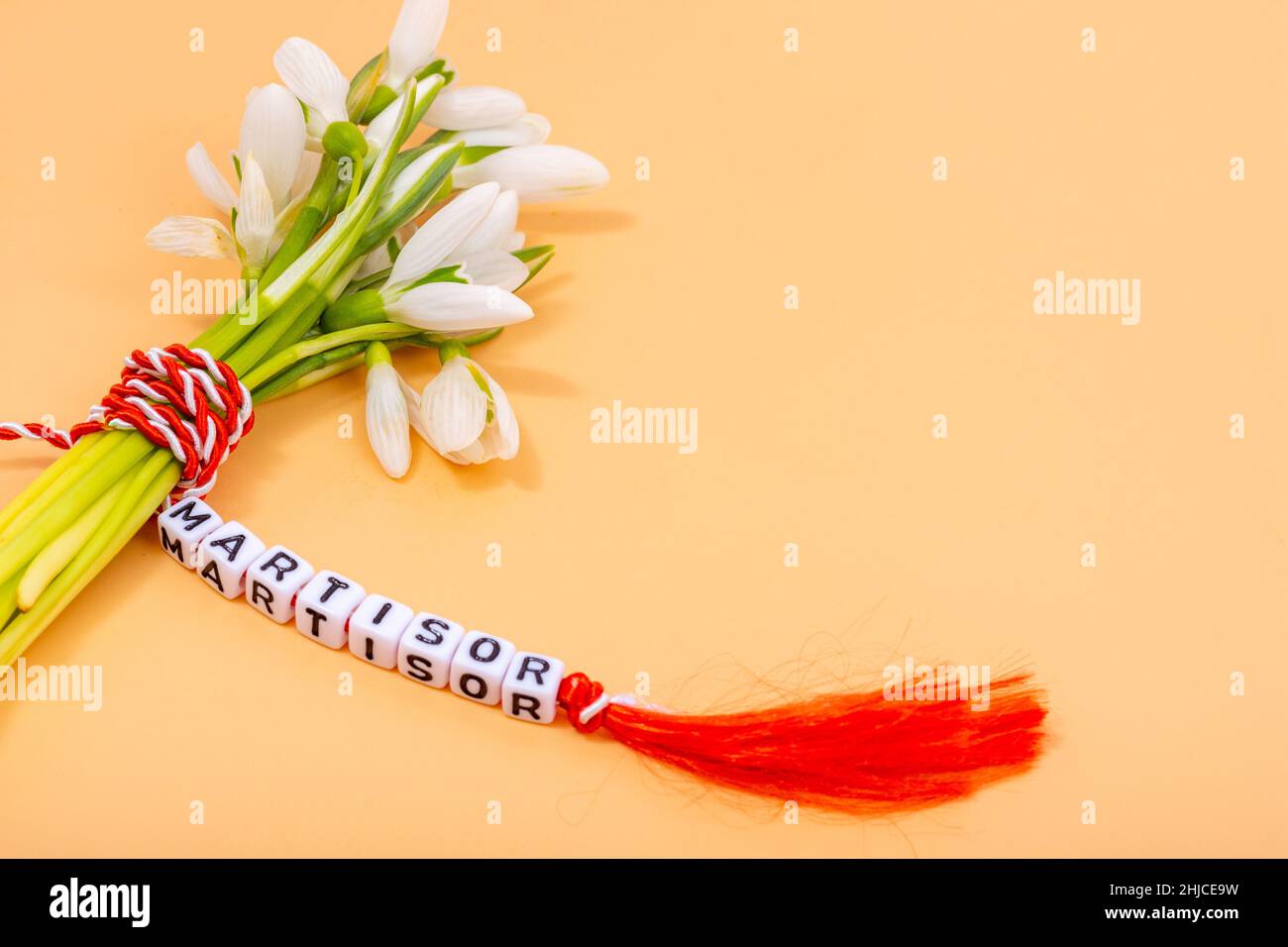 bouquet di gocce di neve legato con cordoncino intrecciato rosso e bianco, martistore rumeno 1st di tradizione marmotana Foto Stock