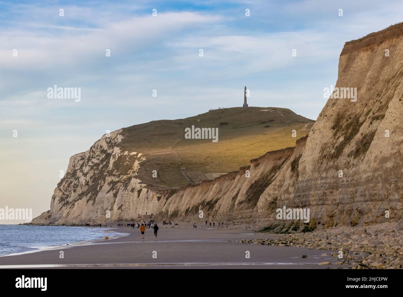 Il mare della costa opale di Cap Blanc Nez, che mostra il Monumento a Cape White Nose Francia sulla cima delle scogliere di gesso. Foto di alta qualità Foto Stock