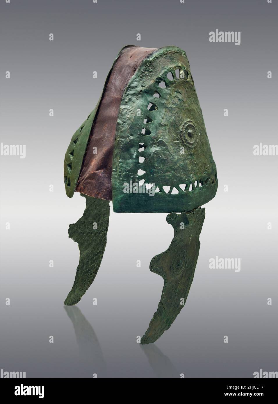 Il casco dei soldati di bronzo micenei della tomba di Tiryns 28, 1050-1025 AC. Museo Archeologico di Nauplia. I reperti archeologici micenei suggeriscono che bot Foto Stock