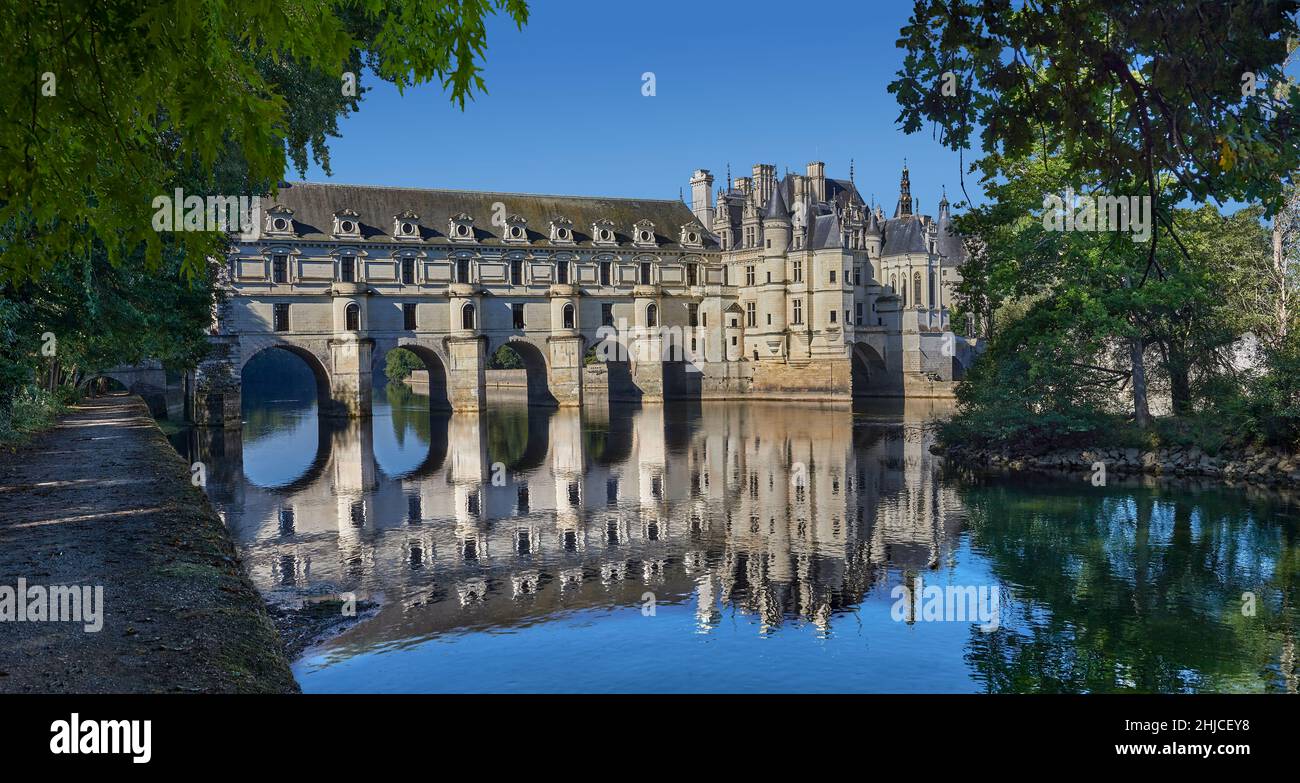 Il Renaissance Chateau de Chenonceau che attraversa il fiume Cher, Indre-et-Loire, costruito nel 1514–1522. Il ponte sul fiume è stato costruito (1556-1559) a. Foto Stock