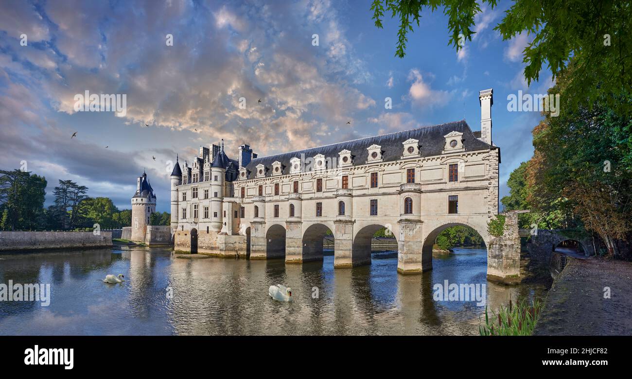 Il Renaissance Chateau de Chenonceau che attraversa il fiume Cher, Indre-et-Loire, costruito nel 1514–1522. Il ponte sul fiume è stato costruito (1556-1559) a. Foto Stock