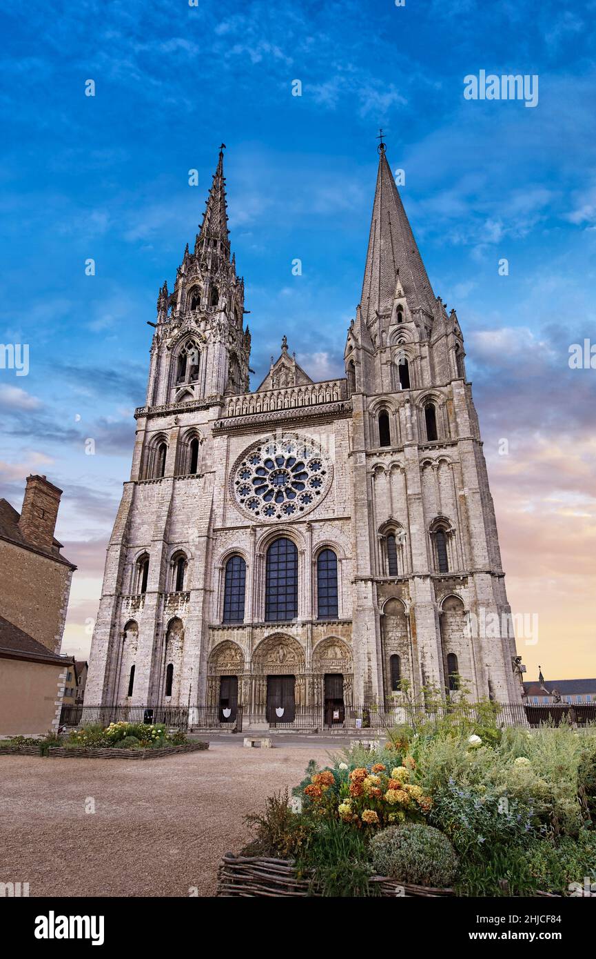 Statue gotiche della Cattedrale di Chartres e sculture esterne. Facciata ovest con il portale reale della cattedrale gotica di Notre Dame, Chartres, Francia Foto Stock