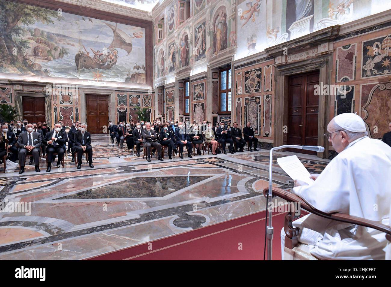 Città del Vaticano, Vatikanstadt. 28th Jan 2022. Udienza di Papa Francesco con i partecipanti al Consorzio Internazionale dei Media Cattolici "controllo dei fatti Cattolici" alla Sala Clementina in Vaticano, il 28 gennaio 2022. LIMITATO ALL'USO EDITORIALE - Vatican Media/Spaziani. Credit: dpa/Alamy Live News Foto Stock