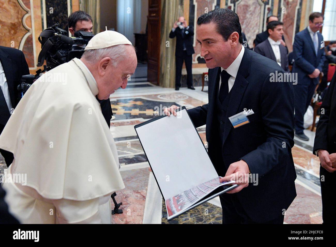 Città del Vaticano, Vatikanstadt. 28th Jan 2022. Udienza di Papa Francesco con i partecipanti al Consorzio Internazionale dei Media Cattolici "controllo dei fatti Cattolici" alla Sala Clementina in Vaticano, il 28 gennaio 2022. LIMITATO ALL'USO EDITORIALE - Vatican Media/Spaziani. Credit: dpa/Alamy Live News Foto Stock