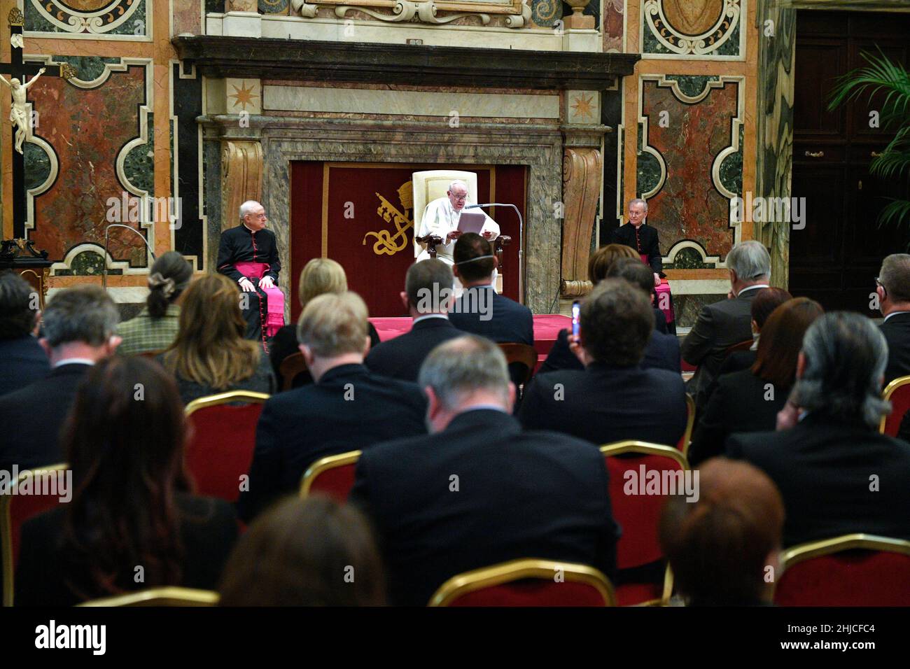 Città del Vaticano, Vatikanstadt. 28th Jan 2022. Udienza di Papa Francesco con i partecipanti al Consorzio Internazionale dei Media Cattolici "controllo dei fatti Cattolici" alla Sala Clementina in Vaticano, il 28 gennaio 2022. LIMITATO ALL'USO EDITORIALE - Vatican Media/Spaziani. Credit: dpa/Alamy Live News Foto Stock