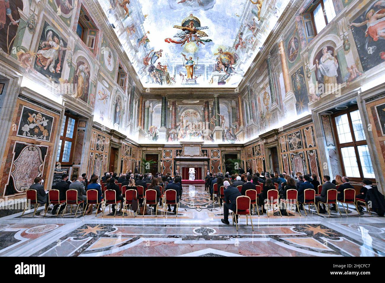 Città del Vaticano, Vatikanstadt. 28th Jan 2022. Udienza di Papa Francesco con i partecipanti al Consorzio Internazionale dei Media Cattolici "controllo dei fatti Cattolici" alla Sala Clementina in Vaticano, il 28 gennaio 2022. LIMITATO ALL'USO EDITORIALE - Vatican Media/Spaziani. Credit: dpa/Alamy Live News Foto Stock