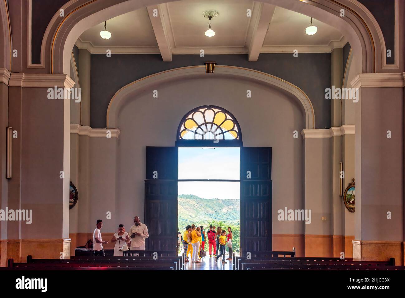 I turisti all'ingresso principale nella chiesa della basilica di nostra Signora della Carità di El Cobre. Il tempio cattolico romano è un luogo di maggiore peregrinazione nel paese Foto Stock