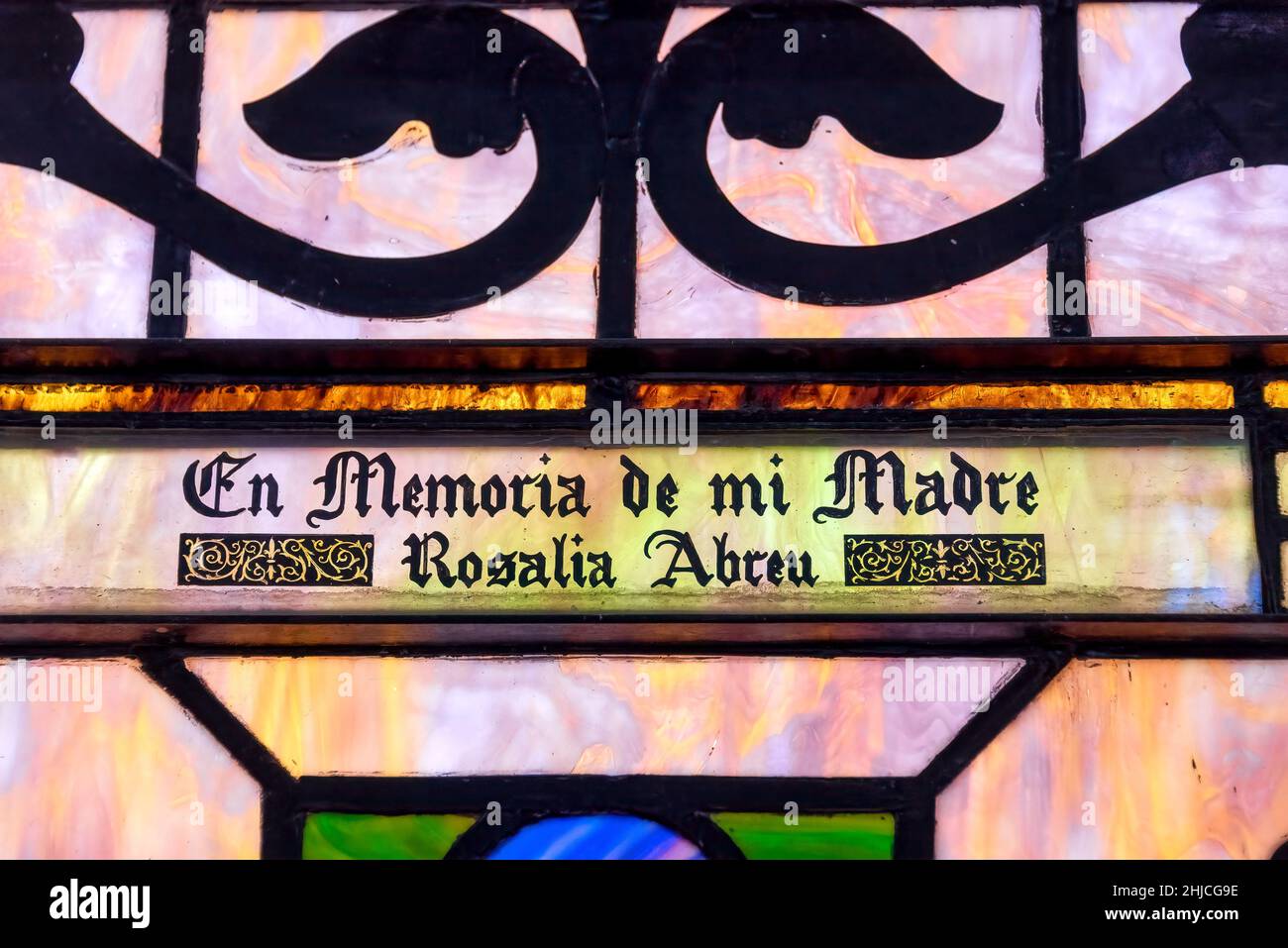 Particolare di una vetrata nella chiesa di nostra Signora della Carità di El Cobre basilica. Il tempio cattolico romano è un luogo di maggiore peregrinazione nel c. Foto Stock