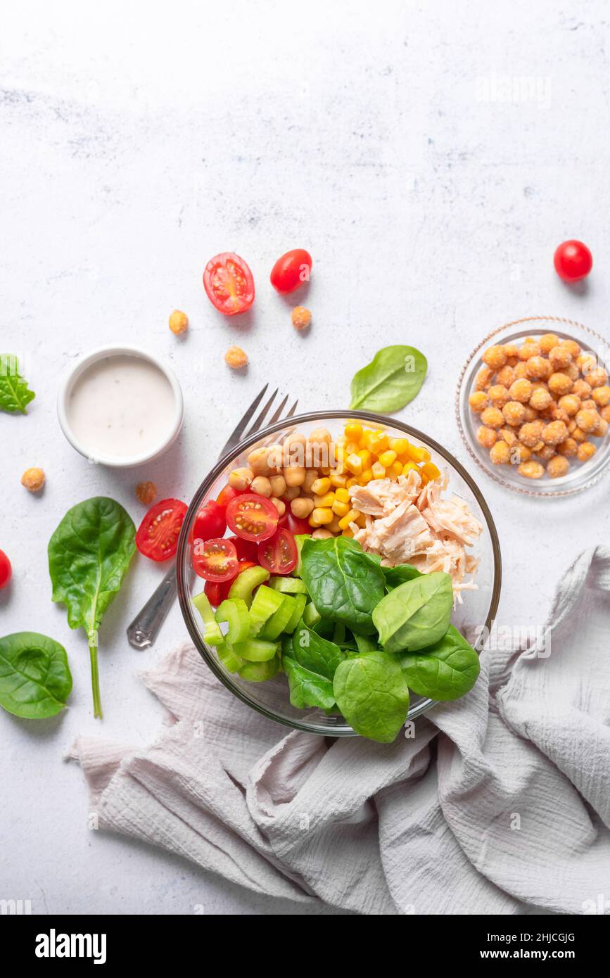 Ciotola per insalata con pollo e proteine. Ciotola di buddha vegetale sano con verdure sane. Fitness e perdita di peso cibo pomodoro, spinaci e ceci Foto Stock