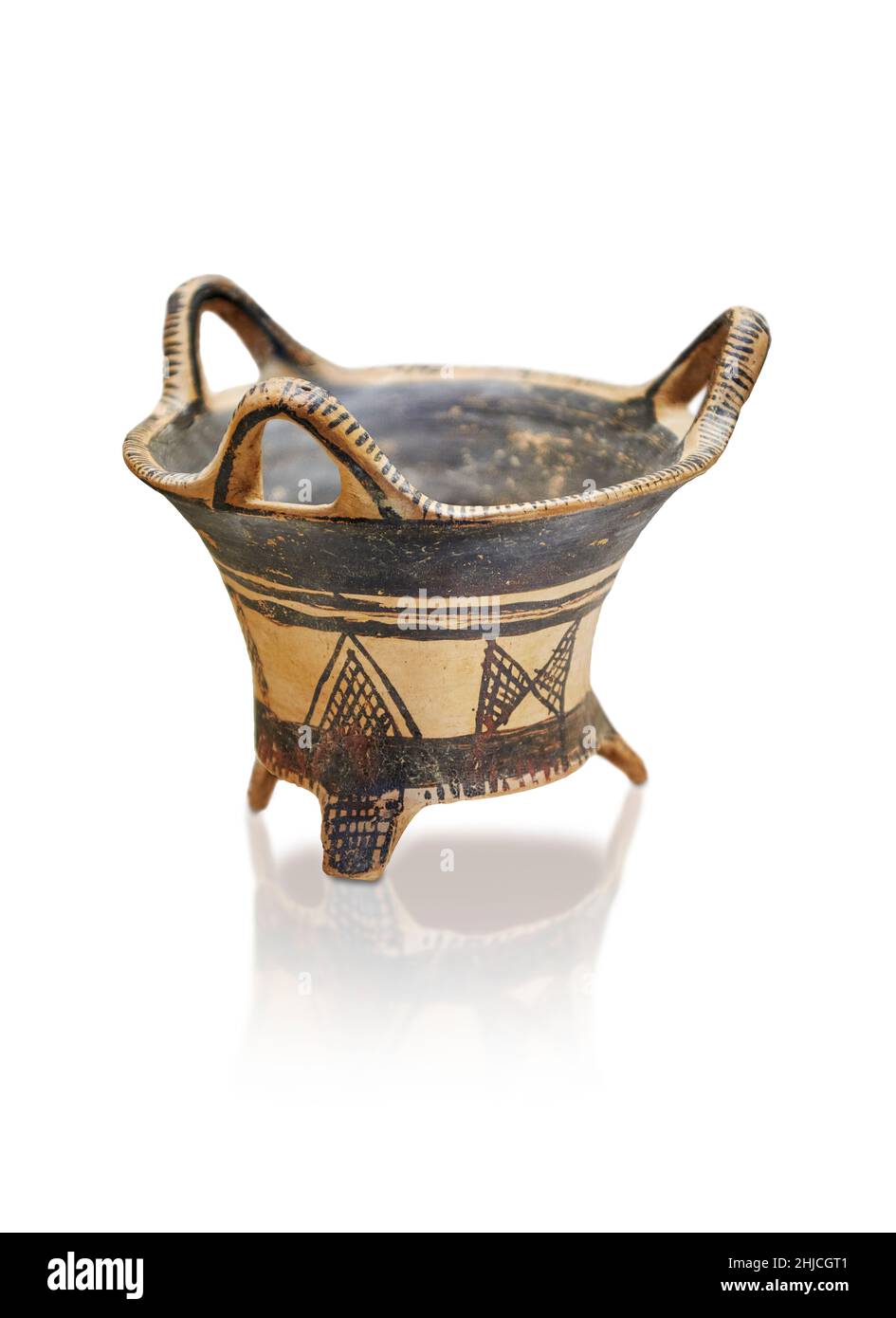 Ceramica micenea - terracotta Kalathos con disegni geometrici, tomba di Tiryns 2, 1025-900 a.C. Museo Archeologico di Nauplia. Contro backgroun bianco Foto Stock