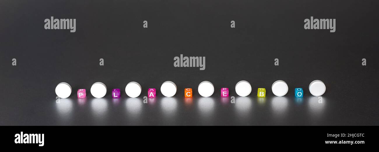 Pillola placebo. Pillole bianche e parola placebo. Effetto placebo, falso trattamento medico, Foto Stock