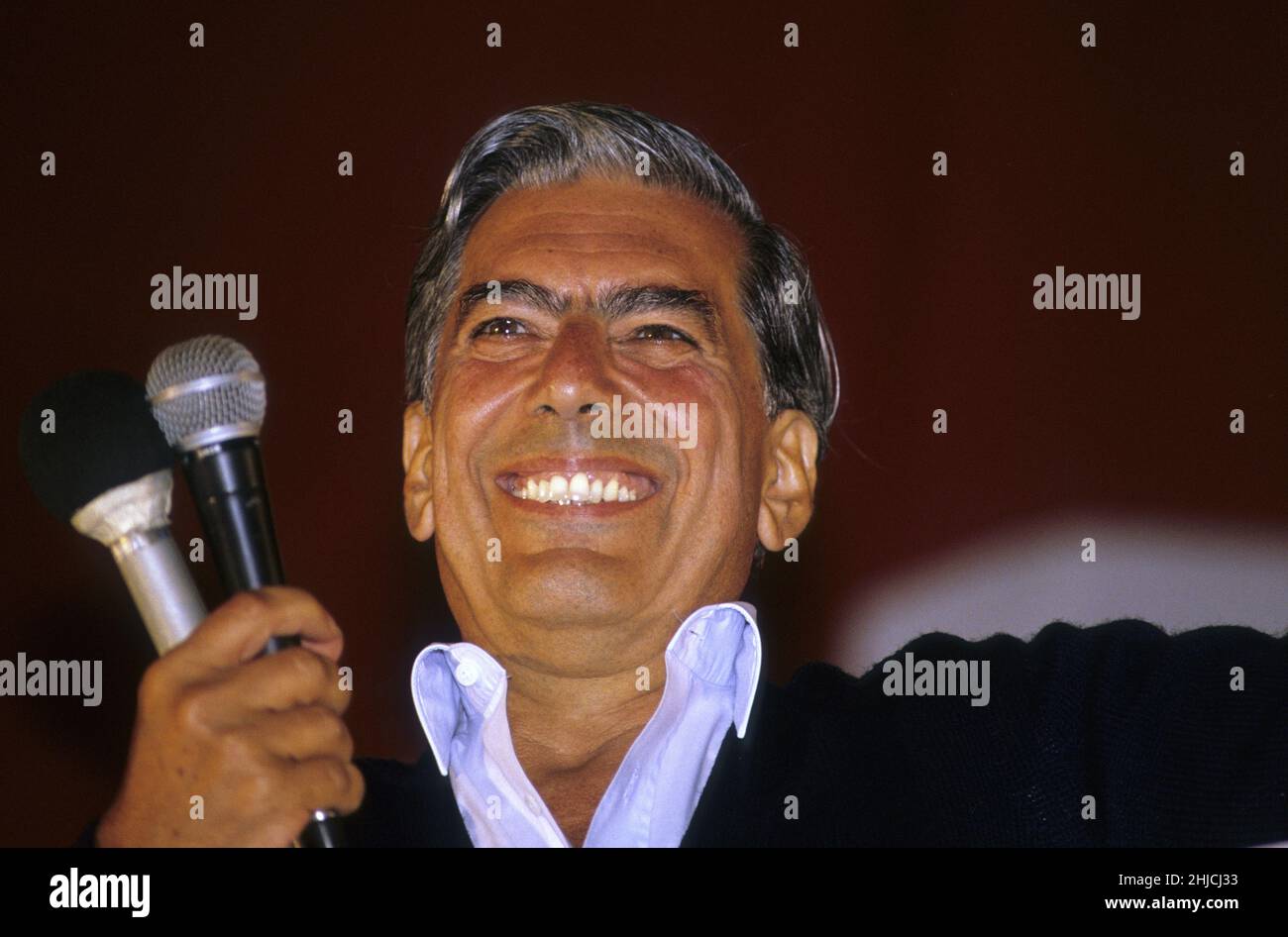 L'autore peruviano e candidato presidenziale speranzoso Mario Vargas Llosa parla durante un raduno di campagna nella città inca di Cuzco nel marzo 1990. Il 7th ottobre 2010 Vargas Llosa ha vinto il Premio Nobel per la letteratura 2010. Foto Stock