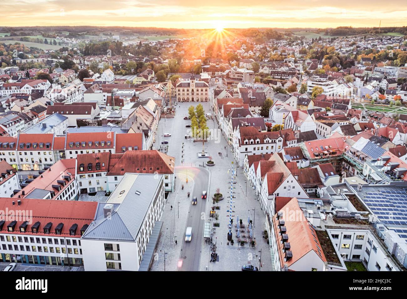 Pfaffenhofen an der ILM von oben, Luftaufnahme Sonnenaufgang über dem Rathaus Pfaffenhofen Foto Stock