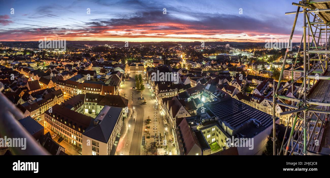 Pfaffenhofen an der ILM von oben, Luftaufnahme vom Hauptplatz Pfaffenhofen am frühen Morgen Foto Stock