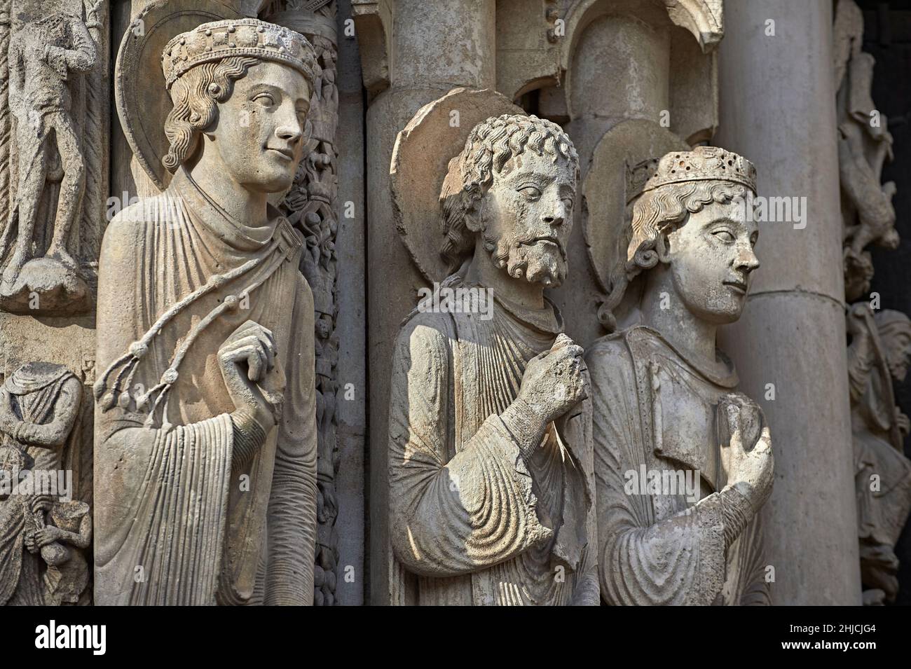 Statue gotiche della Cattedrale di Chartres e sculture esterne del portale ovest. La facciata ovest era una delle poche parti della cattedrale a sopravvivere Foto Stock