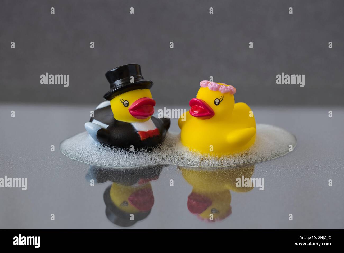 Vasca da bagno gialla Ducks Bride e Groom con riflessione Foto Stock