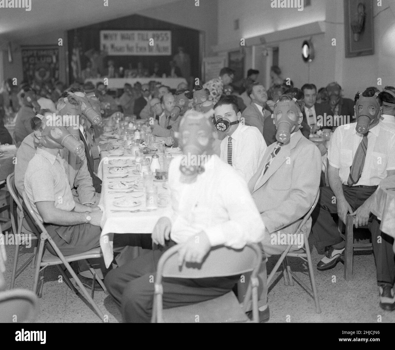 Highland Park Optimist Club indossa maschere di smog gas al banchetto, circa 1954. A nord-est di Los Angeles, California meridionale. Foto Stock