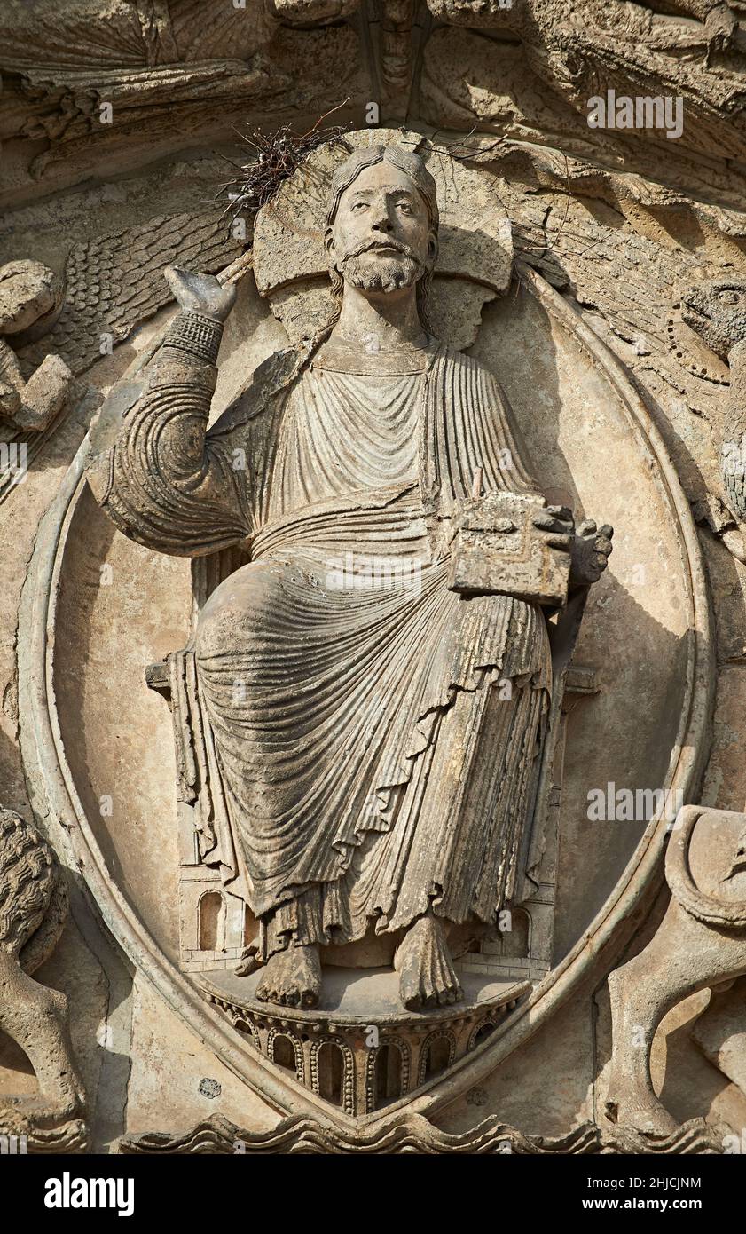 Chartres Cathedral statue gotiche e sculture esterne facciata ovest, Central Portal tympanum, c.. 1145. Il timpano mostra sculture gotiche di Jesu Foto Stock