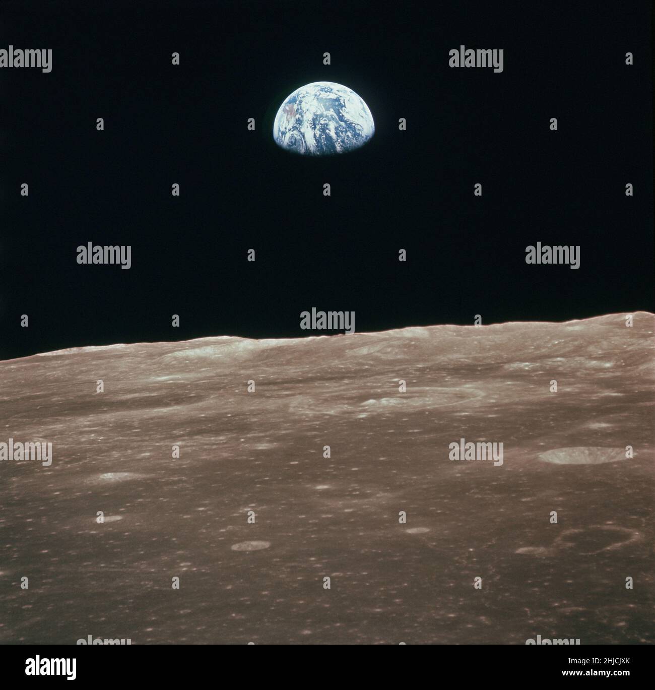 Questa visione della Terra che sorge sull'orizzonte della luna è stata presa dalla navicella spaziale Apollo 11 nel luglio del 1969. Il terreno lunare raffigurato si trova nella zona del mare di Smyth, sul lato sinistro. Le coordinate del centro del terreno sono 85 gradi longitudine est e 3 gradi latitudine nord. Apollo 11 fu il faro spaziale che sbarcò le prime due persone sulla Luna. Il comandante Neil Armstrong e il pilota del modulo lunare Buzz Aldrin sbarcarono l'Apollo Lunar Module Eagle il 20 luglio 1969. Foto Stock
