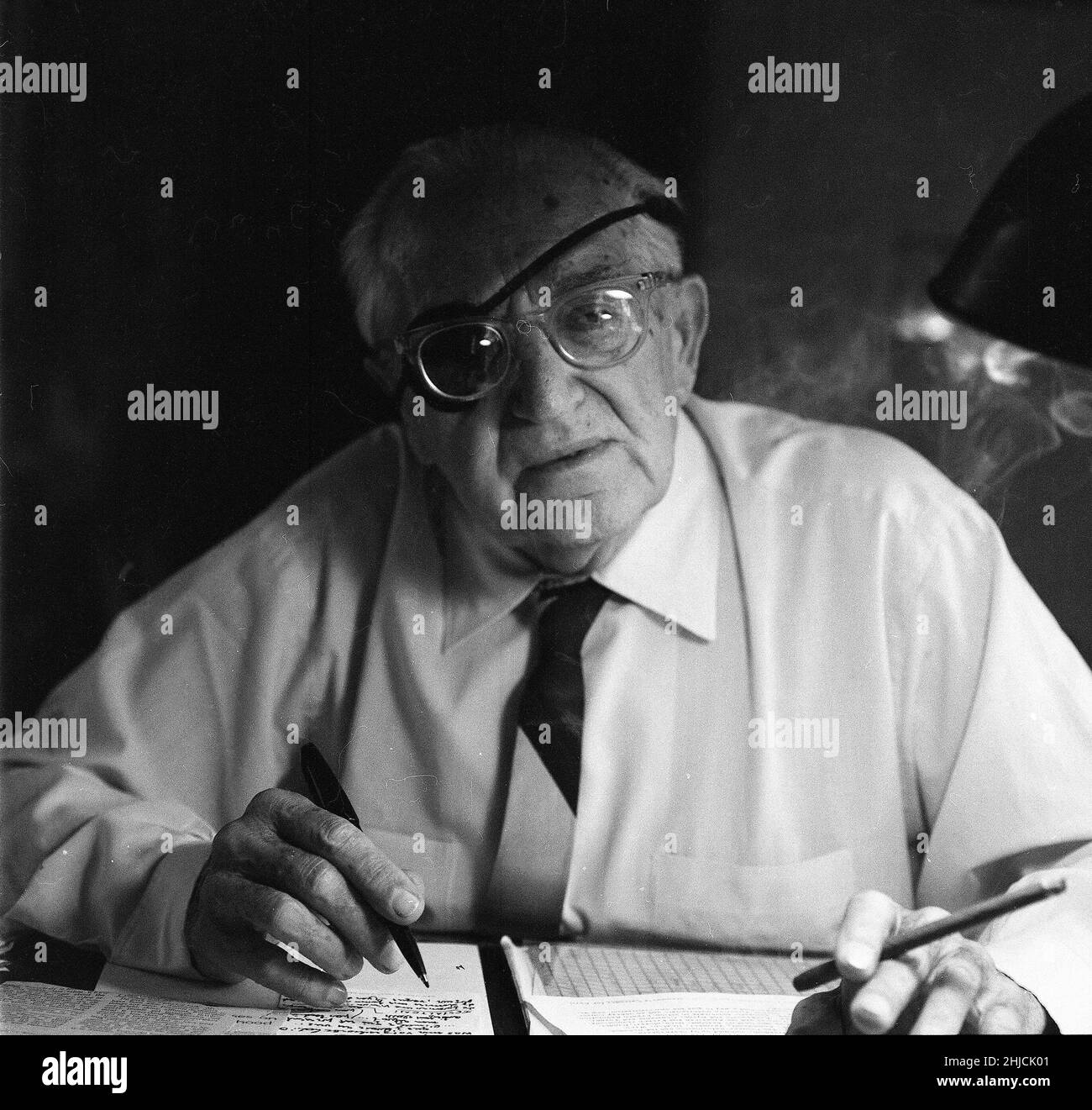 Fritz Lang (1890-1976) a Beverly Hills, 1965. Lang era un regista, sceneggiatore e occasionale produttore e attore austriaco. Uno dei √ più conosciuti√ della scuola tedesca di espressionismo, è stato soprannominato il "Master of Darkness" dal British Film Institute. I suoi film più famosi includono l'innovativo Metropolis (il film silenzioso più costoso al mondo al momento della sua uscita), e M, fatto prima di trasferirsi negli Stati Uniti, che è considerato il precursore del film noir genere. Foto Stock