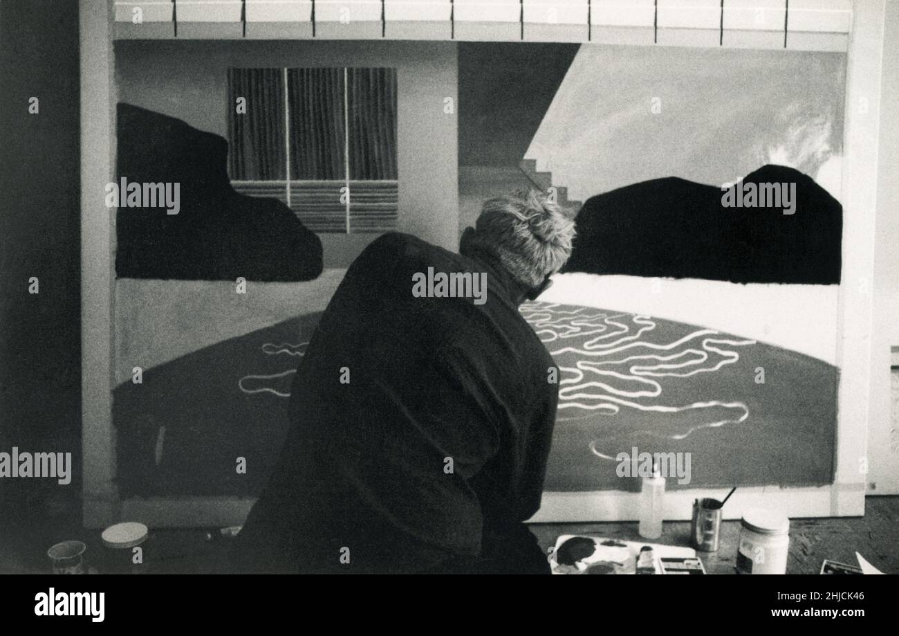 David Hockney nel suo studio a Los Angeles, nel 1966. Hockney è stato un importante contributore al British Pop art Movement degli anni '60, e vive oggi a Los Angeles, California. Foto Stock