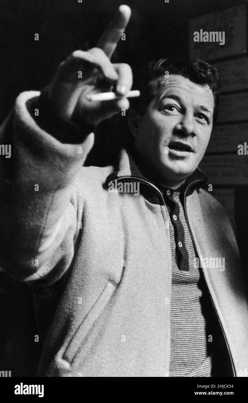 Campione del mondo di peso medio pugile americano Rocky Graziano (1922-1990) fumando e parlando. Foto Stock