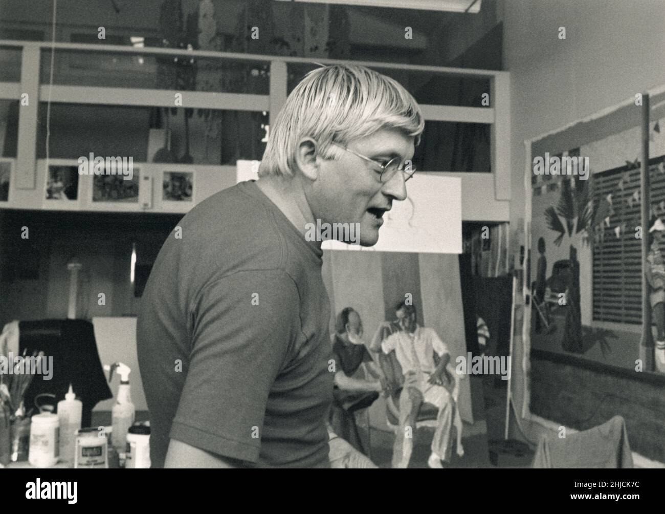 David Hockney nel suo studio Pico Boulevard a Los Angeles, 1979. Hockney è stato un importante contributore al British Pop art Movement degli anni '60, e vive oggi a Los Angeles, California. Foto Stock