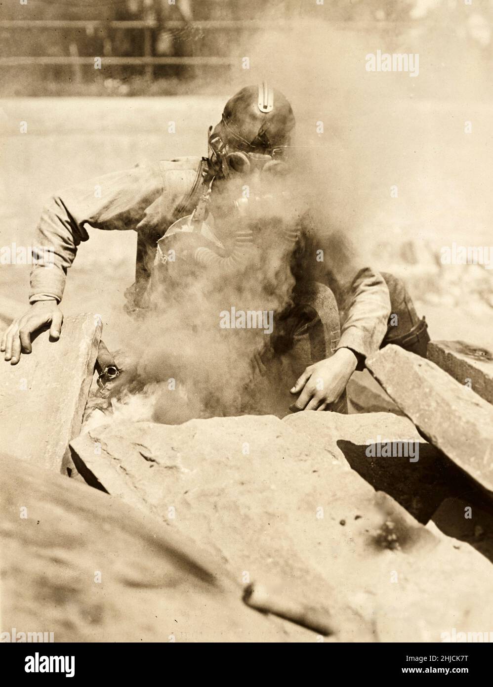 U.S. Boy Scout dimostra l'uso di una maschera a gas, Union Square, New York, 1918. Foto Stock