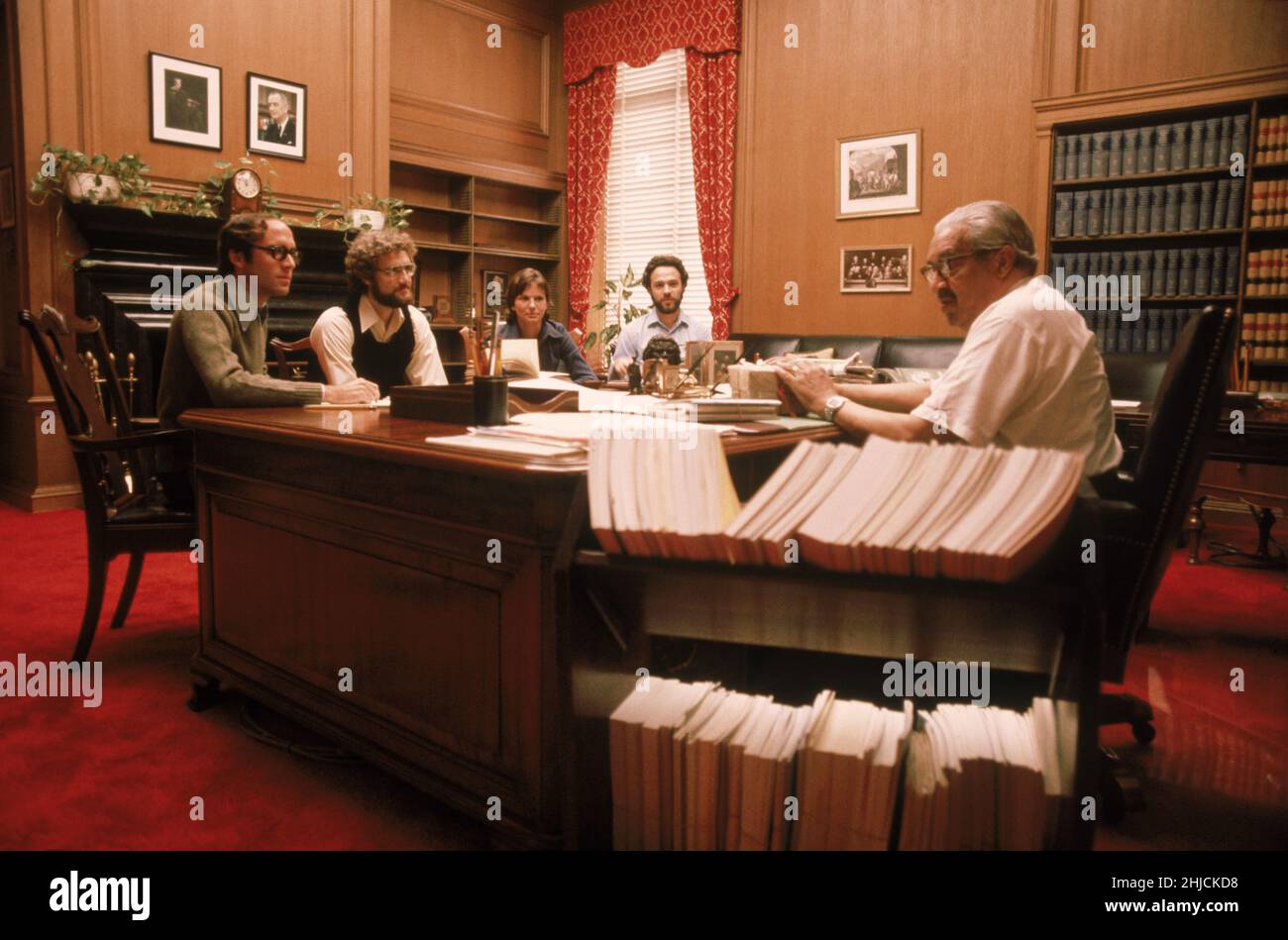 Corte Suprema giustizia Thurgood Marshall e i suoi chierici. Thurgood Marshall (1908-1993) fu il primo giudice della Corte Suprema afroamericana, nominato dal presidente Lyndon B. Johnson nel 1967. Si ritirò nel 1991 e morì due anni dopo di insufficienza cardiaca. Foto Stock