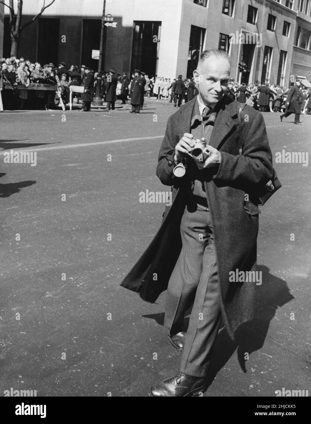Henri Cartier-Bresson, fotografato il 5th Ave, a New York City, durante il giorno di San Patrizio; non datato. Foto Stock