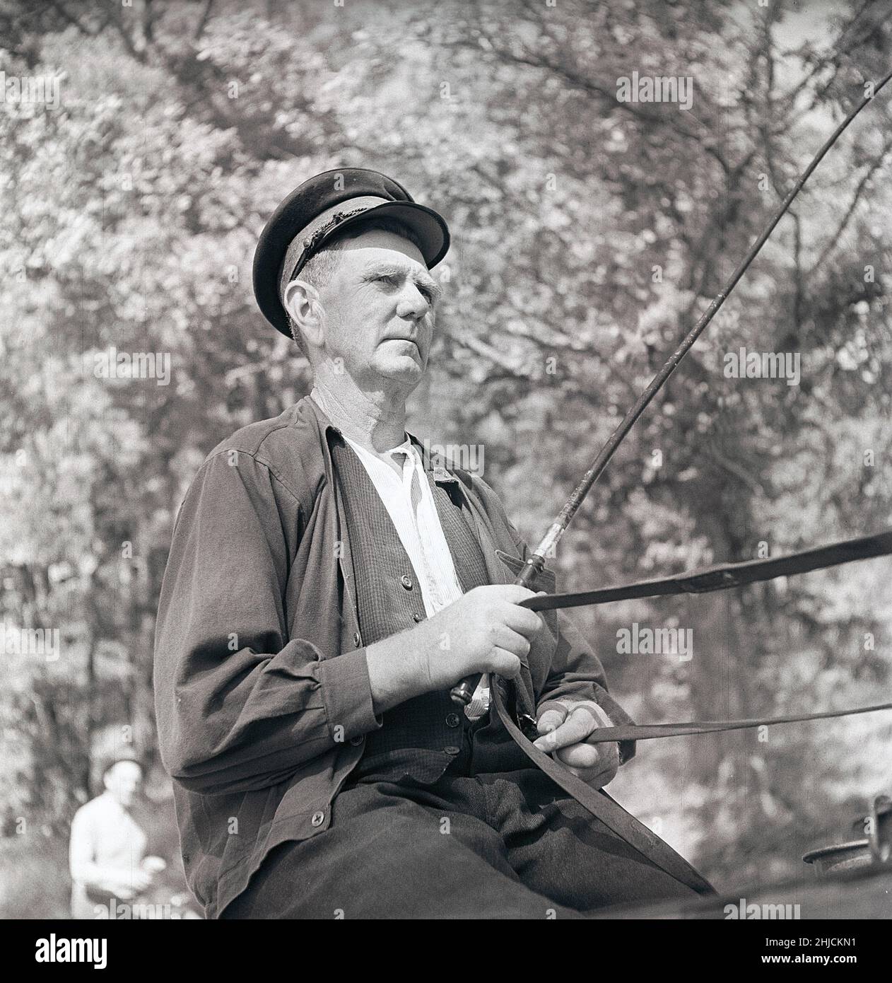 Cavallo e carrozza. Un uomo in uniforme è seduto pronto nella carrozza preparata con la frusta e tenendo le redini che controlla il cavallo con. Un coachman usava anche suoni diversi per far partire e fermare il cavallo. Svezia 1947 Kristoffersson Ref AD17-8 Foto Stock