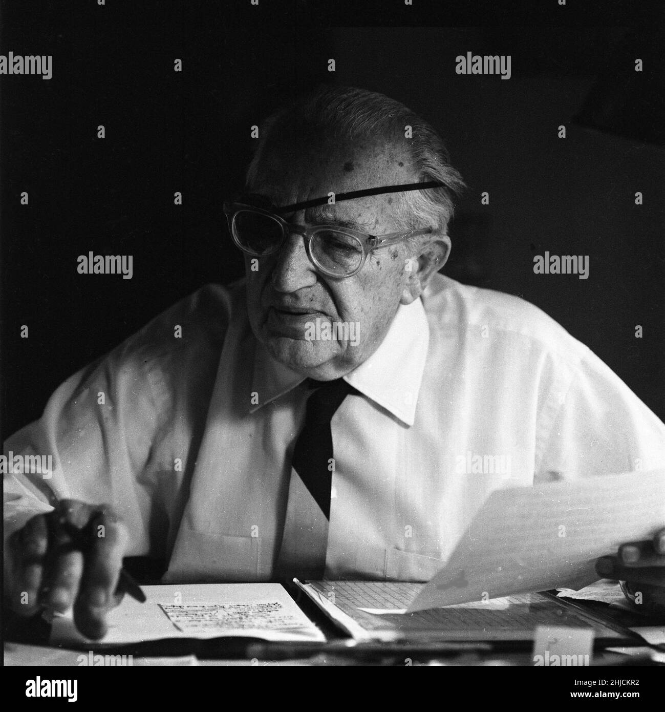 Fritz Lang (1890-1976) a Beverly Hills, 1965. Lang era un regista, sceneggiatore e occasionale produttore e attore austriaco. Uno dei √ più conosciuti√ della scuola tedesca di espressionismo, è stato soprannominato il "Master of Darkness" dal British Film Institute. I suoi film più famosi includono l'innovativo Metropolis (il film silenzioso più costoso al mondo al momento della sua uscita), e M, fatto prima di trasferirsi negli Stati Uniti, che è considerato il precursore del film noir genere. Foto Stock