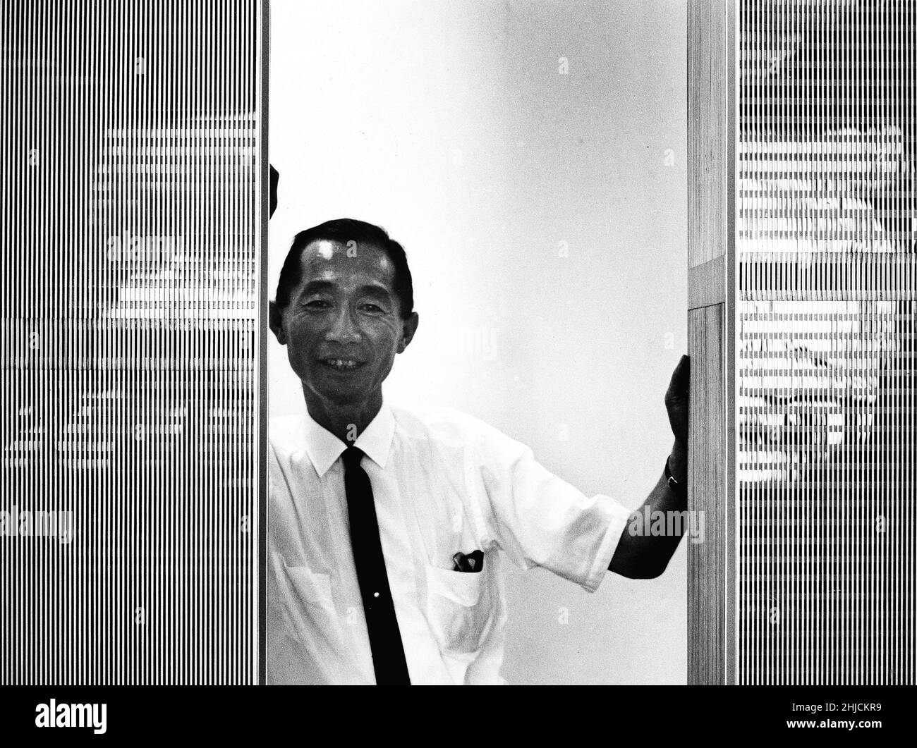 Ritratto di Minoru yamasaki, architetto, con un modello del World Trade Center. 1960s. Foto Stock