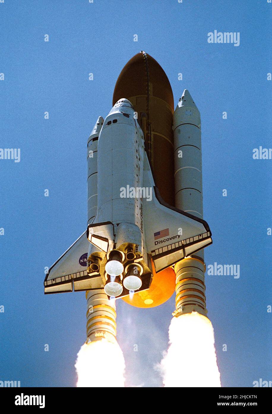 Space Shuttle Discovery e il suo equipaggio composto da sette membri sono stati lanciati alle 2:38 (EDT) per iniziare il viaggio di due giorni verso la Stazione spaziale Internazionale sulla storica missione di ritorno al volo STS-121. Discovery è in grado di attraccare con la stazione alle 10:52 (EDT) giovedì 6 luglio 2006. La navetta ha fatto la storia in quanto è stato il primo veicolo spaziale che occupa l'uomo a lanciare il giorno dell'Indipendenza. Durante la missione di 12 giorni, l'equipaggio di sette persone della STS-121 testerà le nuove attrezzature e le procedure per migliorare la sicurezza della navetta, oltre a consegnare le forniture e fare riparazioni alla stazione spaziale. Foto Stock
