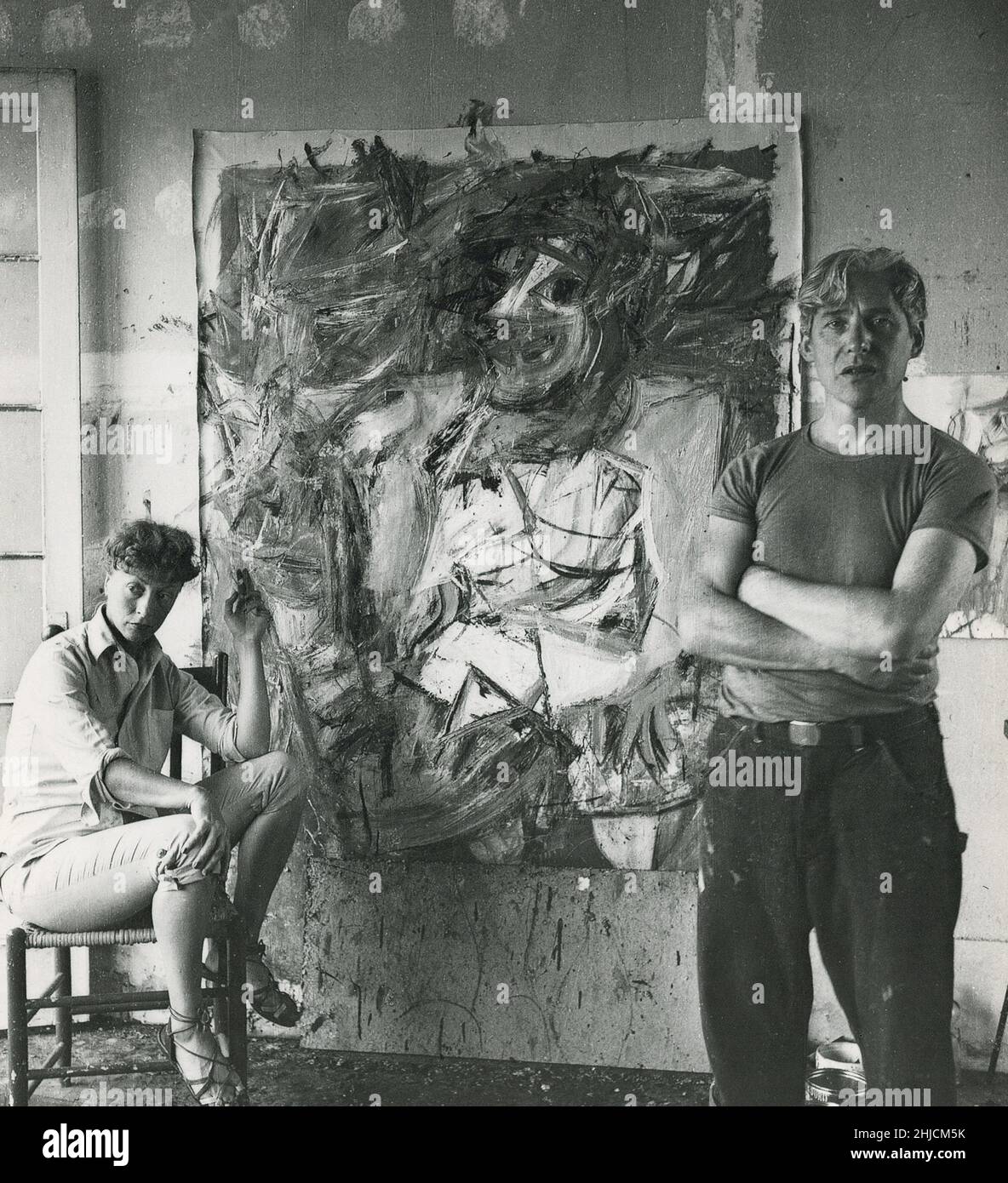 Astratto pittori espressionisti Elaine de Kooning (1918-1989) e Willem de Kooning (1904-1997) a East Hampton, New York, 1953. Foto Stock