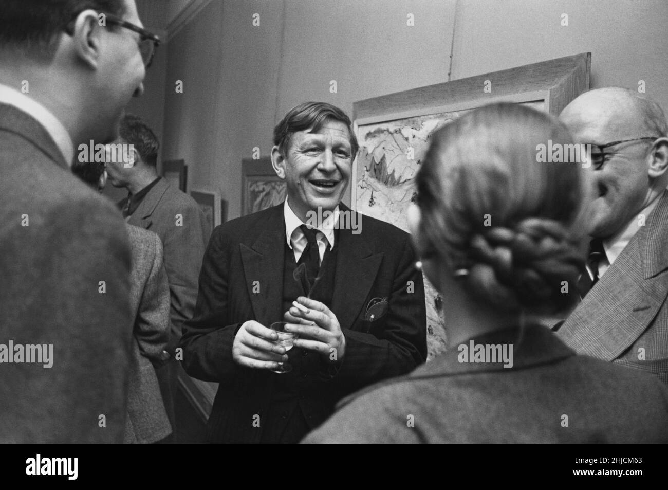 Il poeta W. H. Auden all'apertura di una galleria di New York; non è stato. Foto Stock