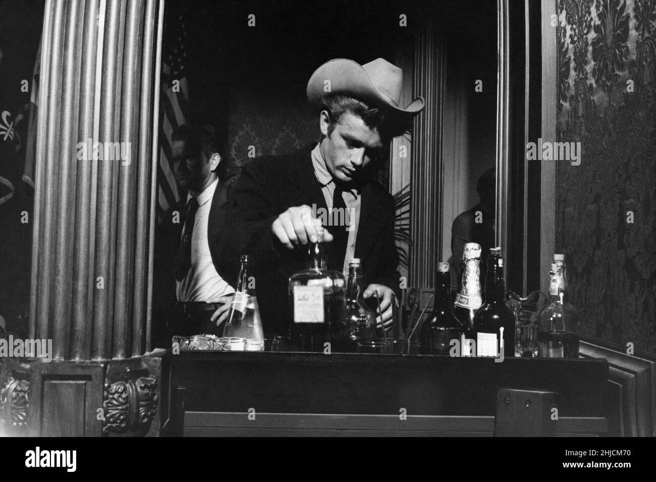 James Dean, fotografato intorno al 1955, probabilmente sul set del film 'Giant.' Foto Stock