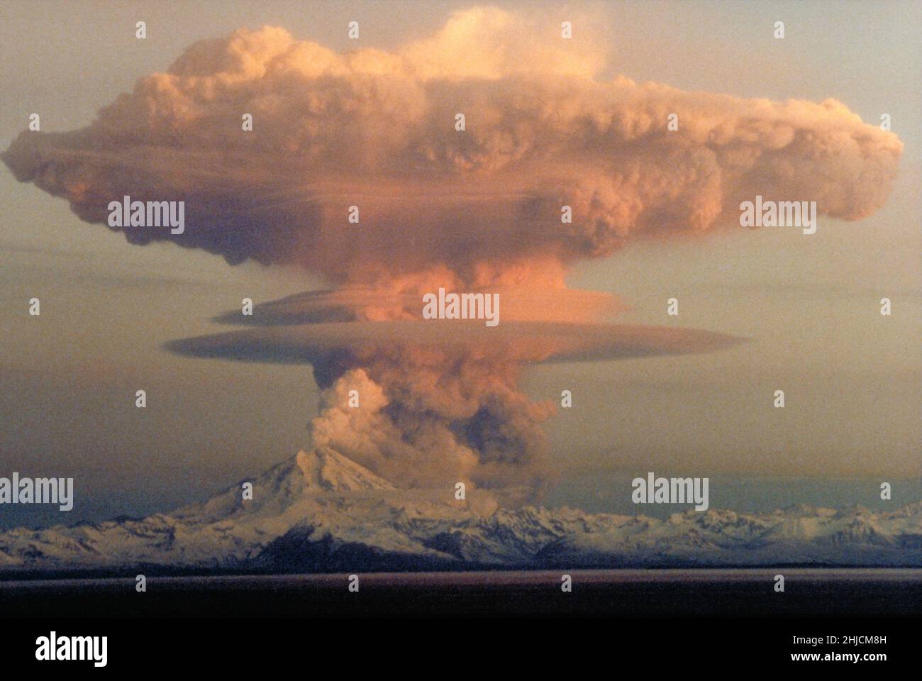 Nuvola ascendente dal vulcano Redoubt, Alaska, da un'eruzione il 21 aprile 1990. Il pennacchio a forma di fungo sorgeva da valanghe di detriti caldi (flussi piroclastici) che precipitavano lungo il fianco nord del vulcano. Foto Stock