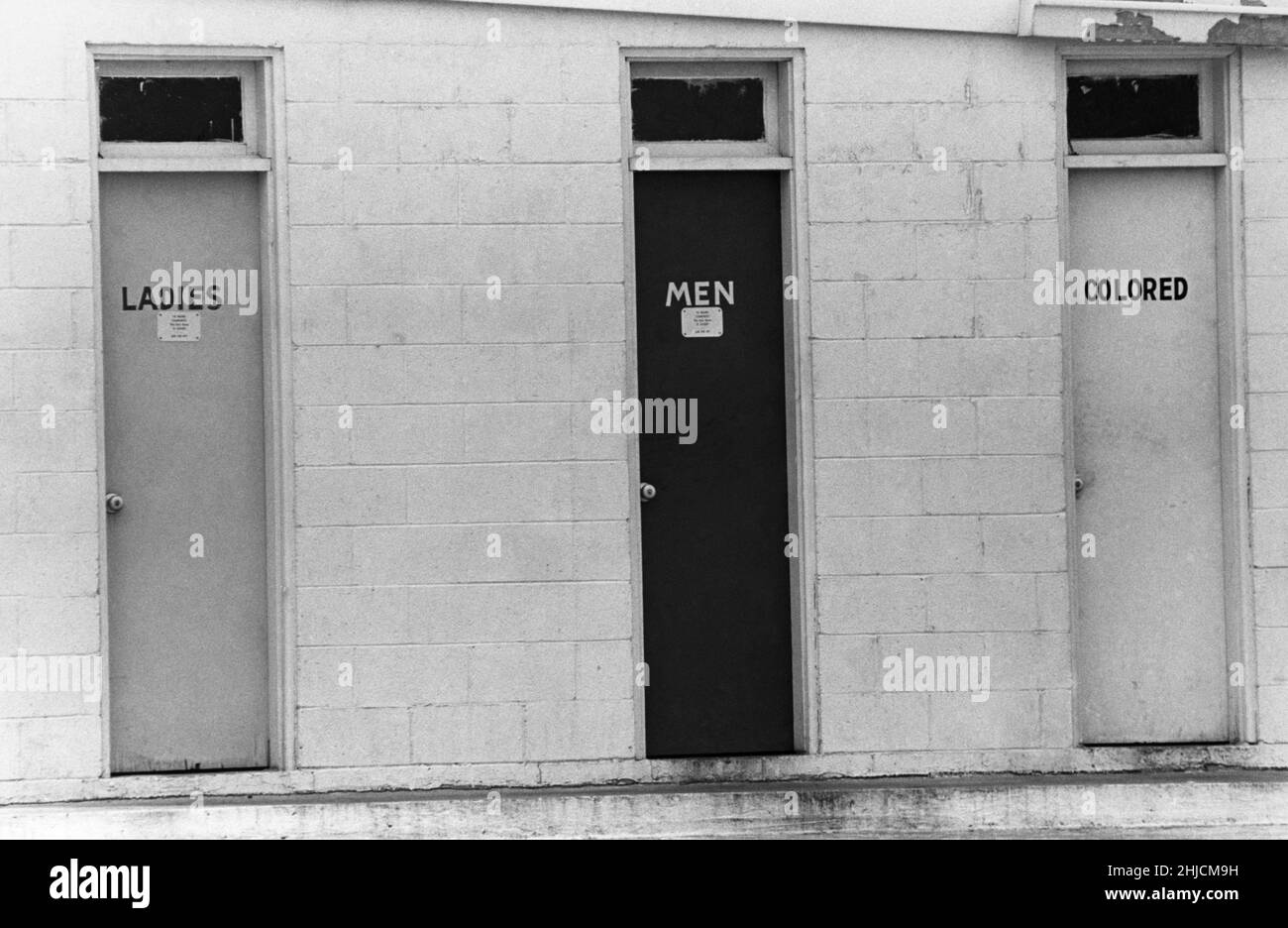 Segregato pubblico Rest Rooms, fotografato nel 1965 in una stazione di benzina nella zona rurale del South Carolina. Foto Stock