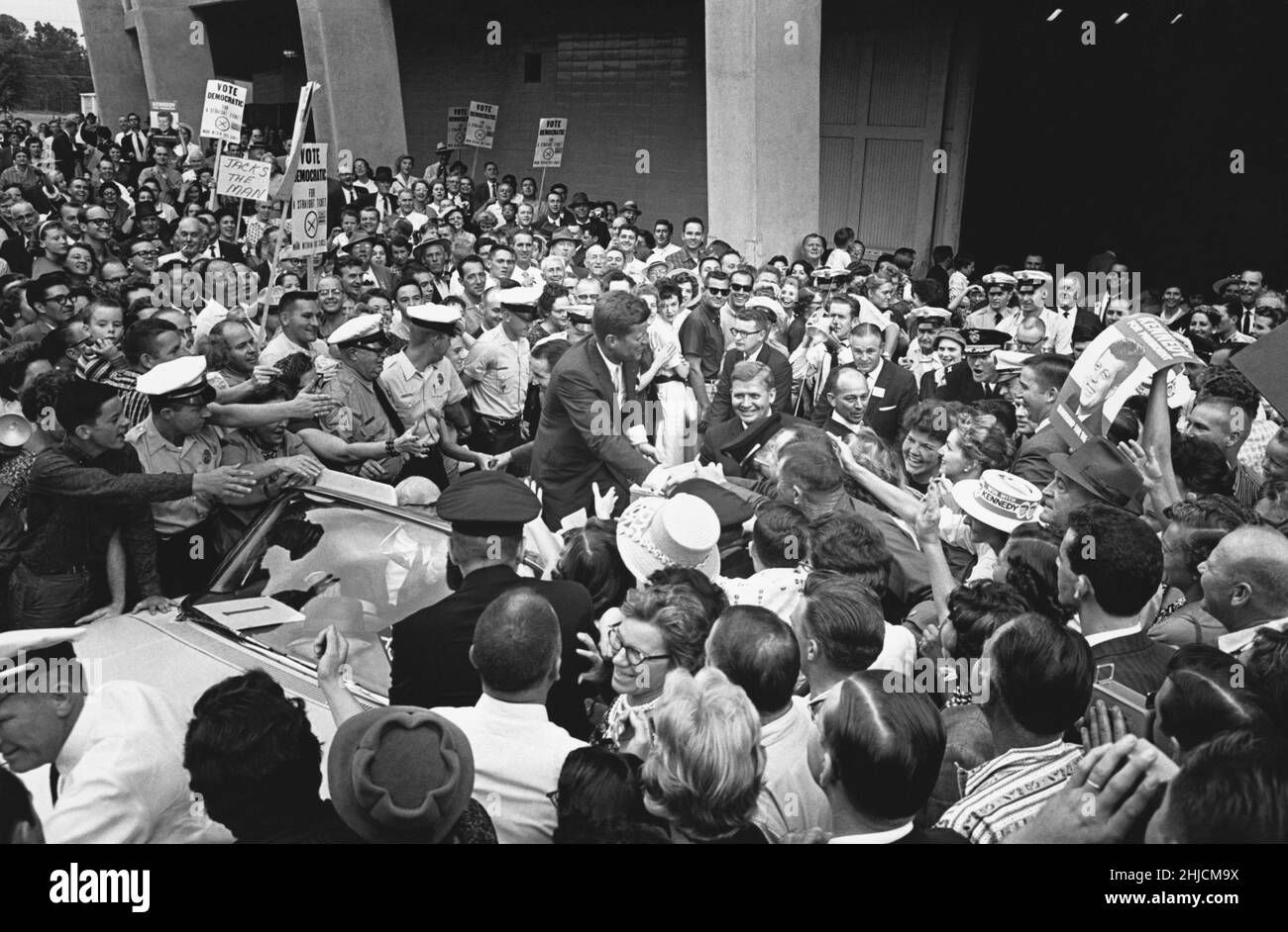 Il candidato presidenziale John F. Kennedy fa campagne nell'ottobre 1960 a Charlotte, NC, ed è accolto da centinaia di persone. JFK ha portato NC in quella elezione. Foto Stock