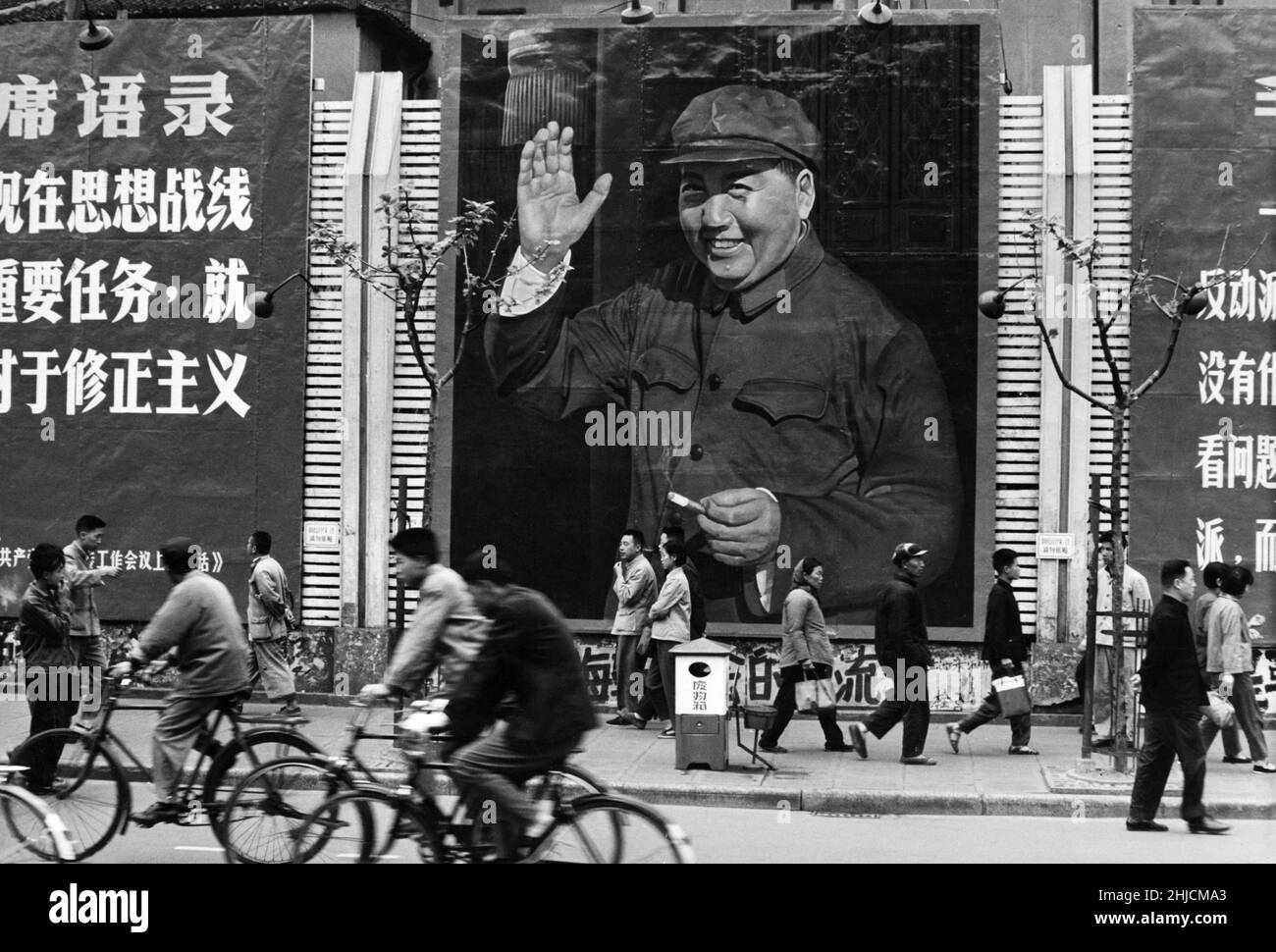 Grandi poster lungo Nanking Street a Shanghai, Cina. I poster sono stati utilizzati all'interno di questo importante quartiere commerciale fino alla primavera del 1967. Foto Stock