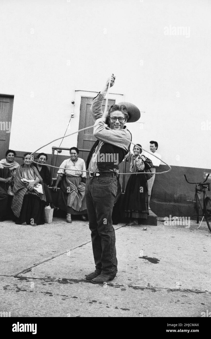 James Dean, fotografato intorno al 1955, probabilmente sul set del film 'Giant.' Foto Stock