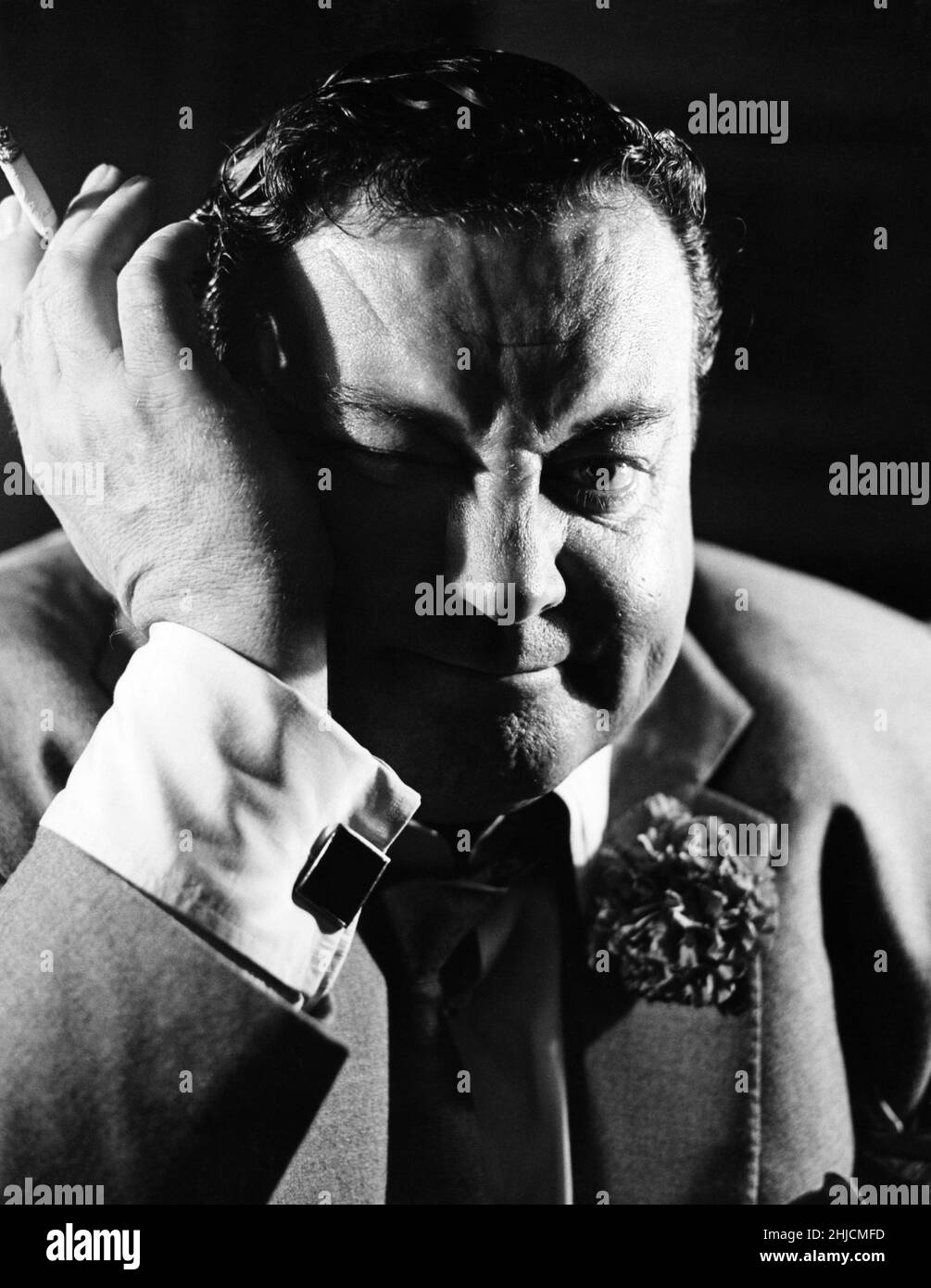 Jackie Gleason (1916-1987), comico e attore americano, il cui programma televisivo di successo, 'The Jackie Gleason Show', è stato secondo solo a 'i Love Lucy' nelle classifiche nazionali. Ha suonato il driver di autobus Ralph Kramden in un altro film televisivo di successo, 'i sposi in luna di miele.' Foto Stock