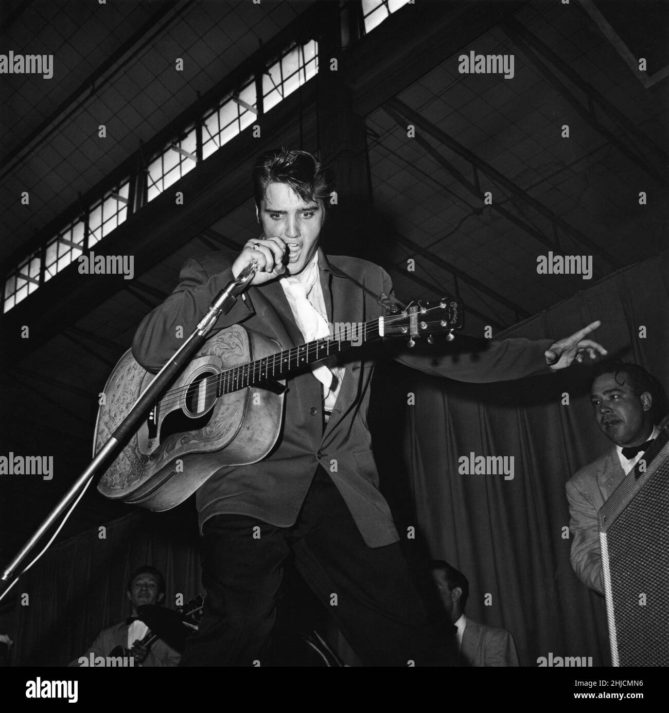 Il cantante americano Elvis Presley (1935 - 1977) suona con intensità di marchio a Tampa, Florida, nel 1956. Foto Stock