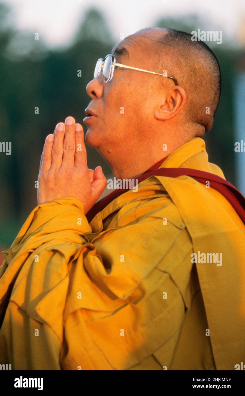 Il Dalai lama, leader politico e spirituale del popolo tibetano, si trova presso l'insediamento tibetano vicino a Dehra Dun. Sta partecipando ad una cerimonia che consacra una grande statua di Buddha. Foto Stock